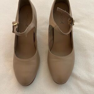 Capezio Tan Dance Shoes Size 8.5M
